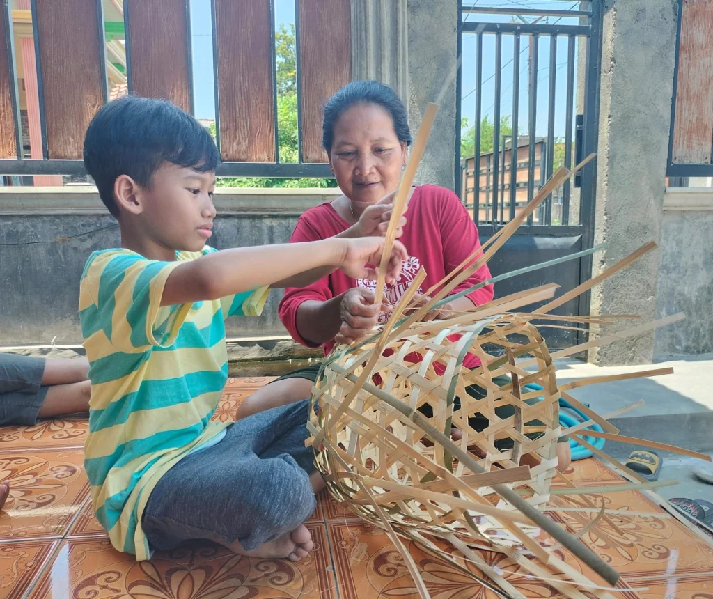 Peserta Live in Journey Belajar Menganyam Keranjang Sesek