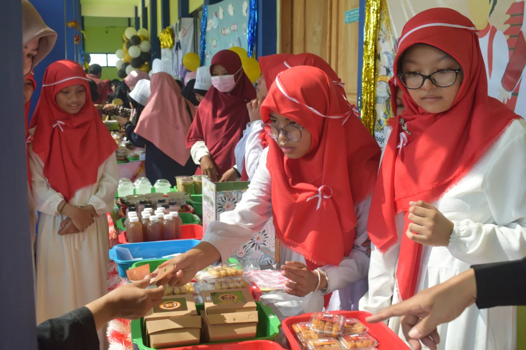 Ratusan Pembeli Borong Jajanan Market Day SD Mudabo