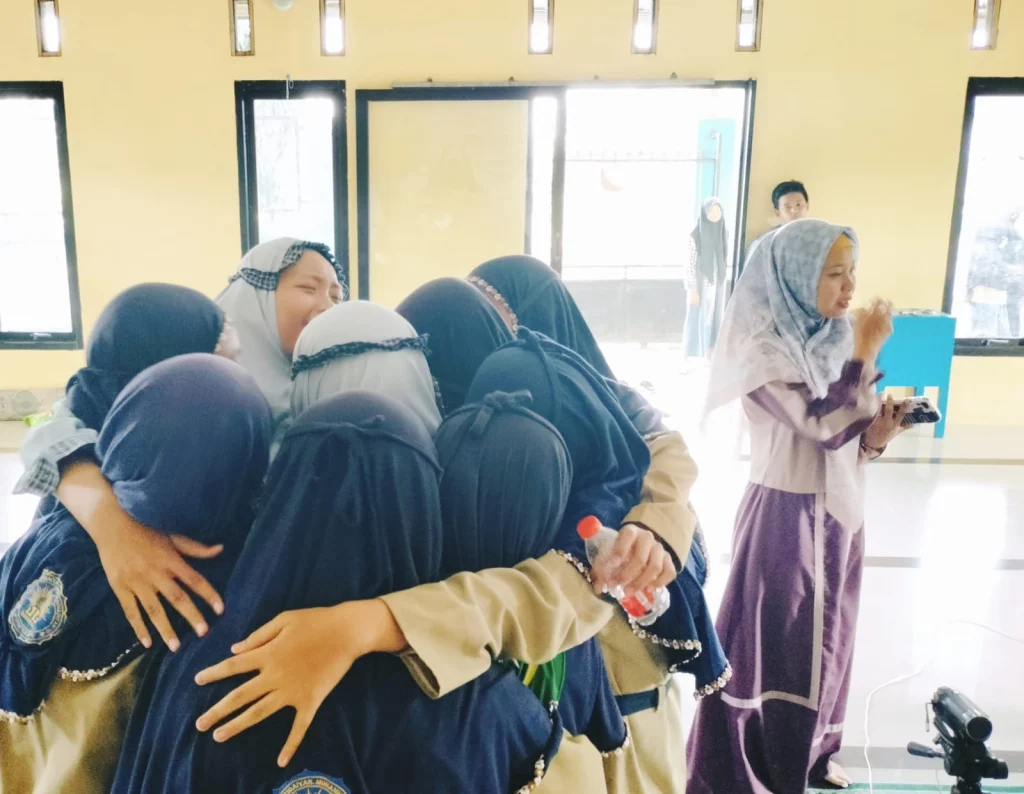 Tangis Haru di Serah Terima Peserta Live in Journey