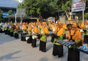 Tampil Lincah, Nenek-Nenek Main Drumband di Pawai Taaruf