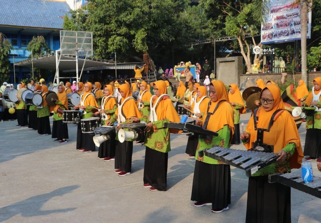 Tampil Lincah, Nenek-Nenek Main Drumband di Pawai Taaruf