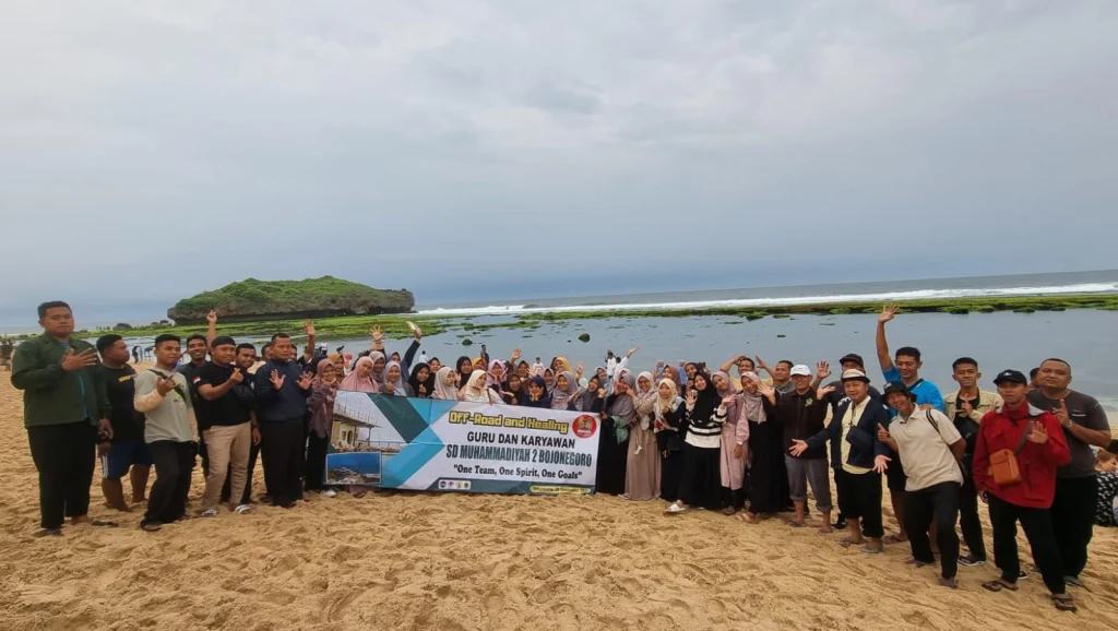 Guru dan Karyawan SD Mudabo Family Gathering ke Yogyakarta