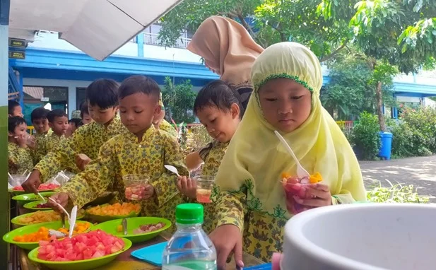 Guru TK Aisyiyah 41 Menganti Ajarkan Gemar Makan Buah