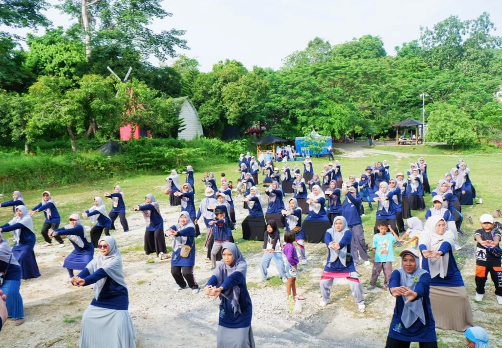 Gandeng Kemenpora dan Anggota DPR RI, PDNA Ajak Kader Nasyiah Gresik Senam di Wagos