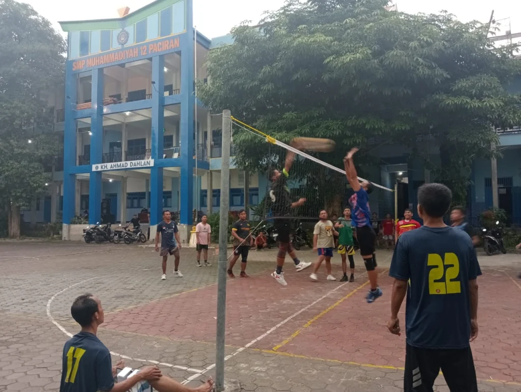 Bola Voli Pemuda Muhammadiyah Versus IPNU Sendangagung, Seru!