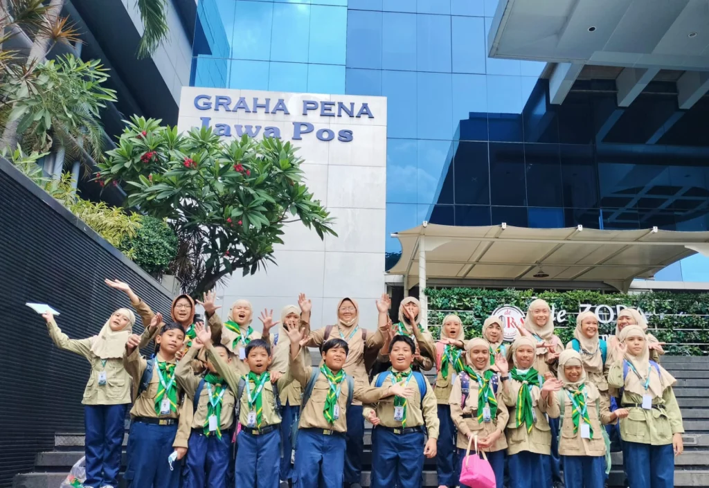 Jurnalis Cilik SD Mugeb Kunjungi Graha Pena Jawa Pos