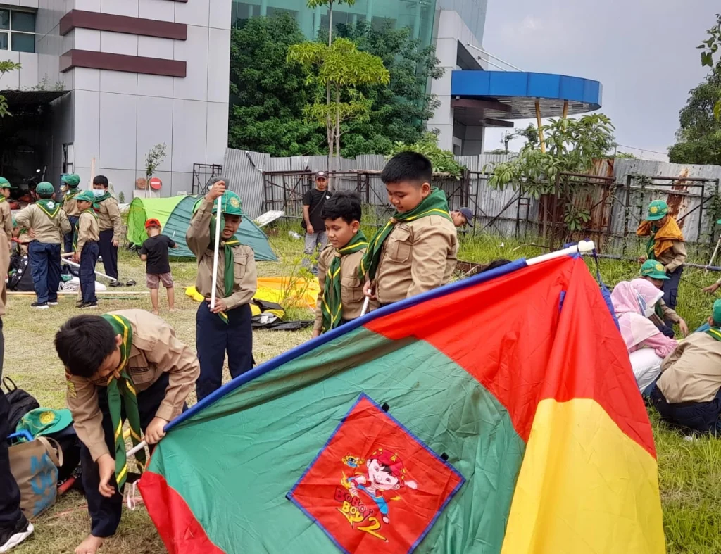 Langit Mendung, Siswa SD Mugeb Semangat Dirikan Tenda