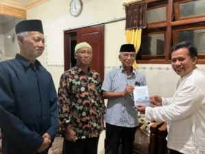 Busyro Muqoddas Terima Buku Sejarah PRM Sendangagung