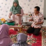 Dosen UMM Ajak PKK Kendalsari Olah Minyak Jelantah Jadi Lilin Aromaterapi