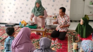 Dosen UMM Ajak PKK Kendalsari Olah Minyak Jelantah Jadi Lilin Aromaterapi