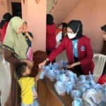 Mahasiswa KKN-P 34 Umsida Berbagi Susu dan Sop