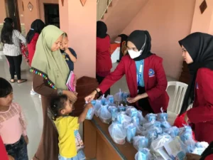 Mahasiswa KKN-P 34 Umsida Berbagi Susu dan Sop