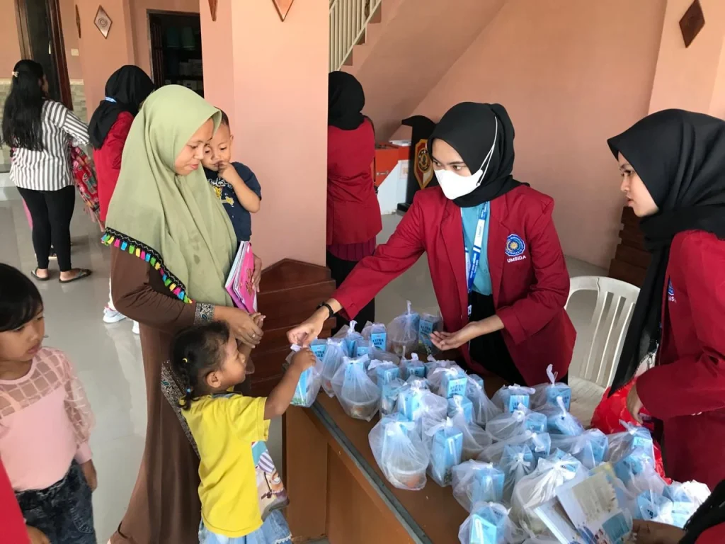 Mahasiswa KKN-P 34 Umsida Berbagi Susu dan Sop