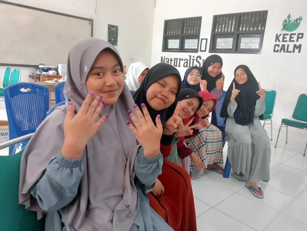 Santri Celupkan Sepuluh Jari ke Tinta Usai Coblosan, Ini Alasannya