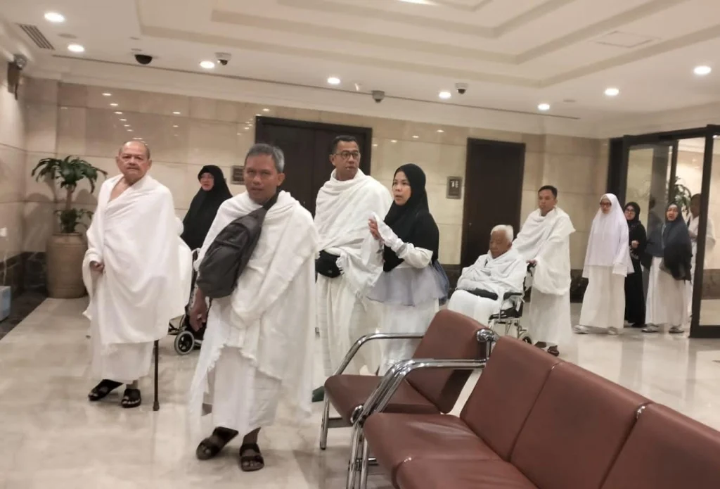 Kisah Guru Ngaji yang Dinobatkan Jadi Pembimbing Umrah Muridnya