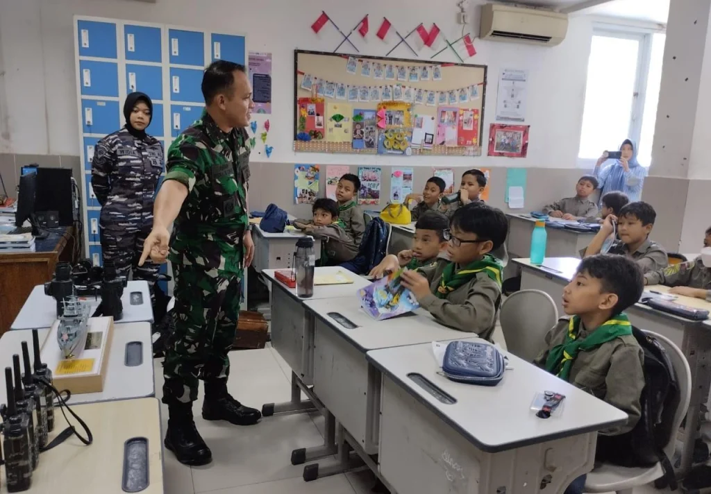 Komandan KRI Mengajar, Siswa Mudipat: Seru Banget Belajar Bareng Pakde Tentara