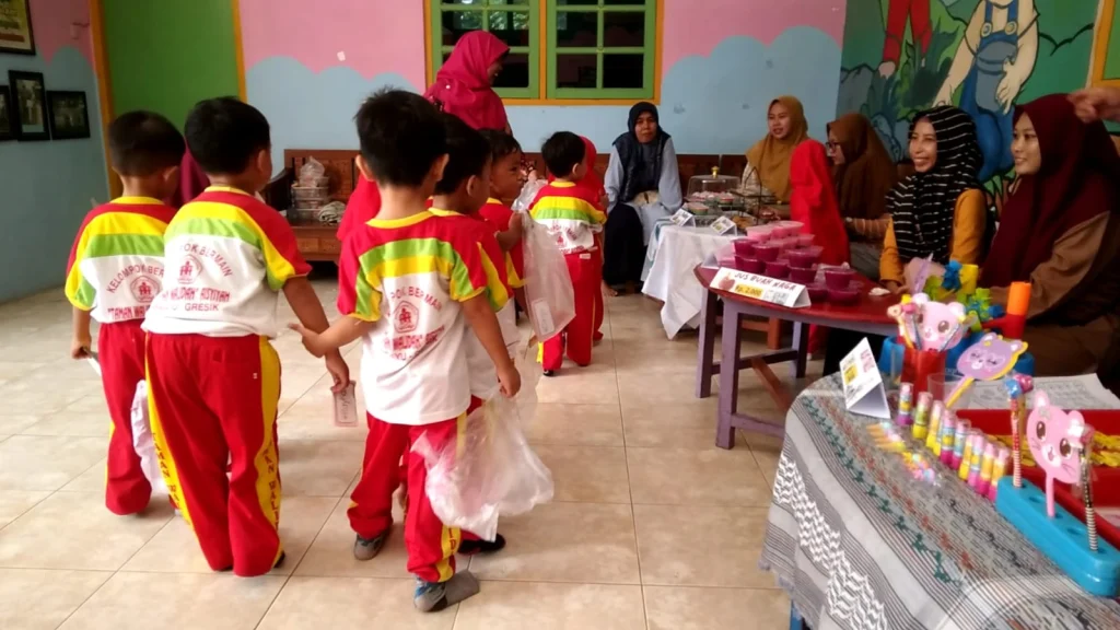 KB Taman Walidah Sidayu Adakan Pasar, Wali Murid Juga Antusias