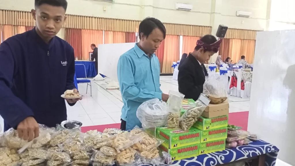 Jaga Tradisi, 12 Jajanan Khas Daerah Warnai Roadshow PWMU.CO