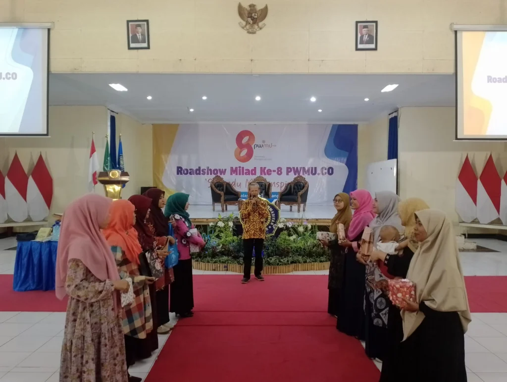 Tukar Kado, Tradisi Baru di Roadshow PWMU.CO