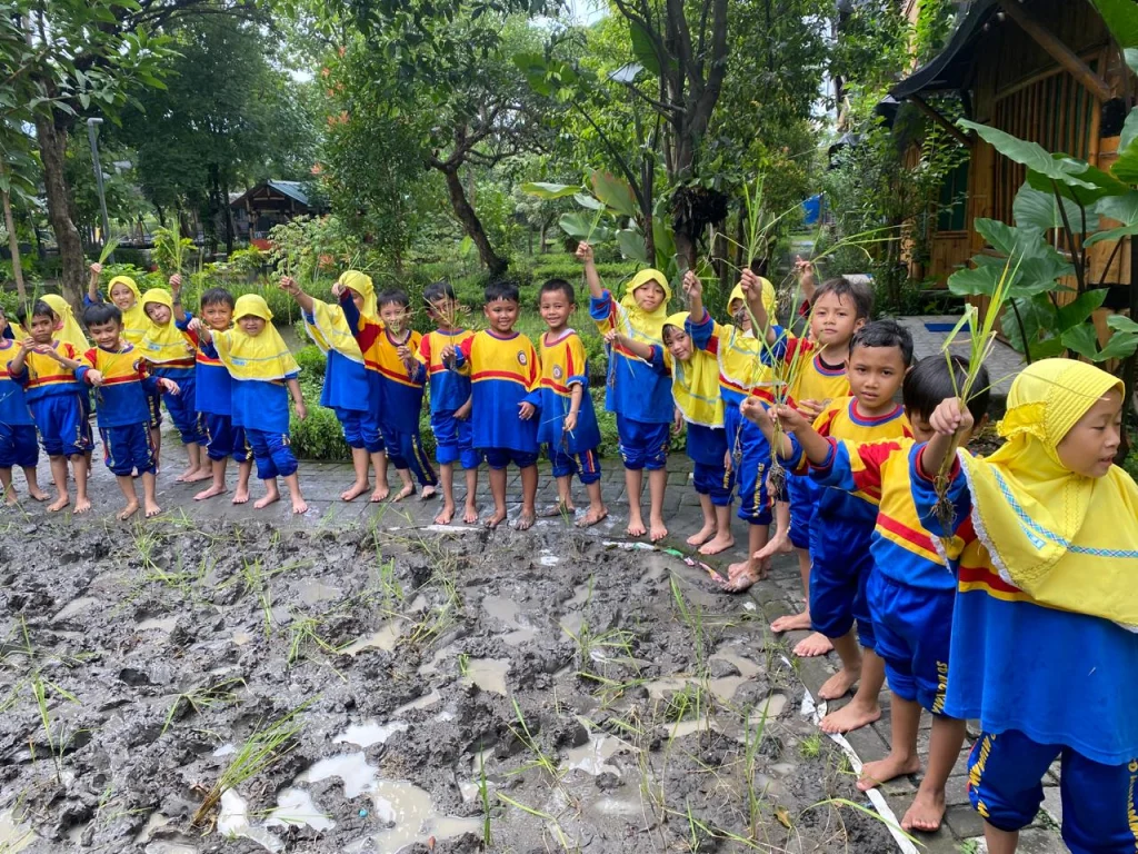 Tanam Padi Perdana Siswa SDMM di Legok Asri Park Sidoarjo