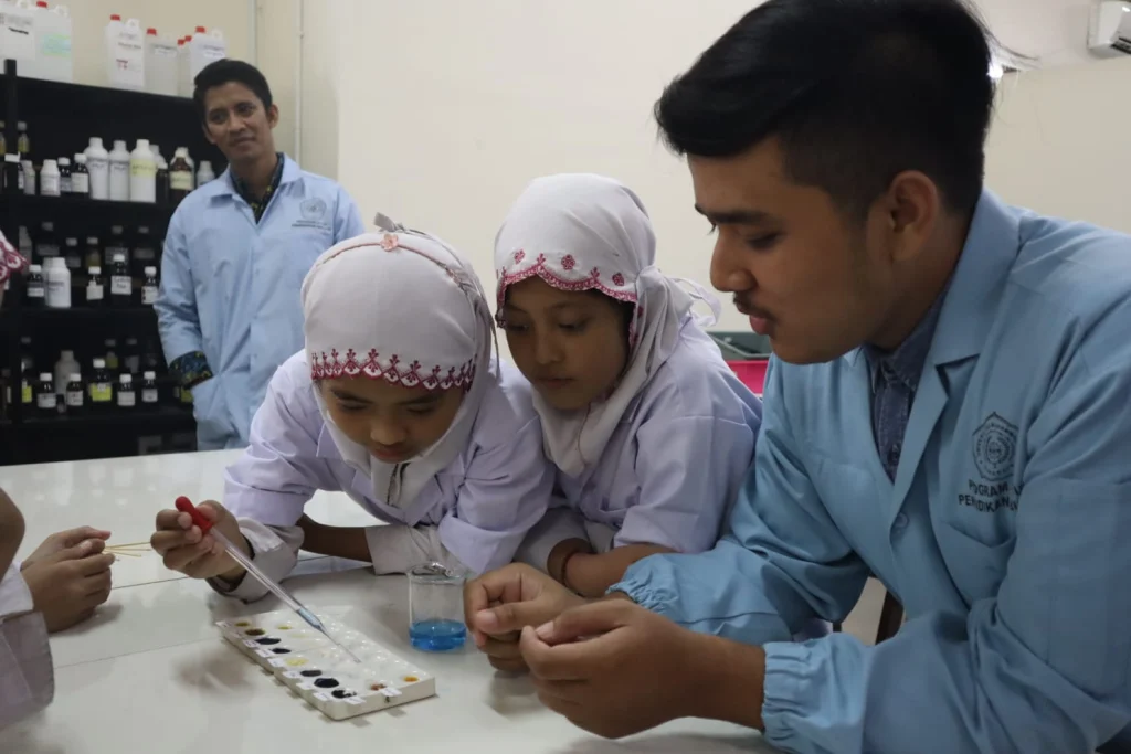 Siswa Sekolah Inovatif Uji Coba Kandungan Nutrisi di Kelas Ilmuwan UM Surabaya