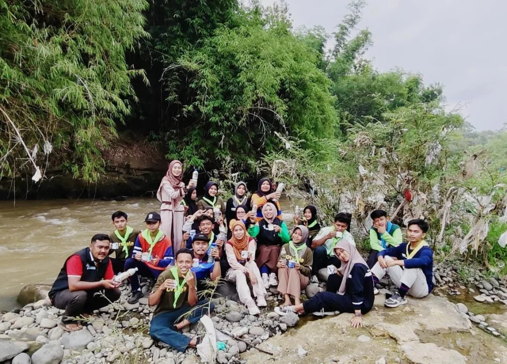 Besuk Sungai, Eco Bhinneka Atasi Sampah Plastik dengan Ecobrick