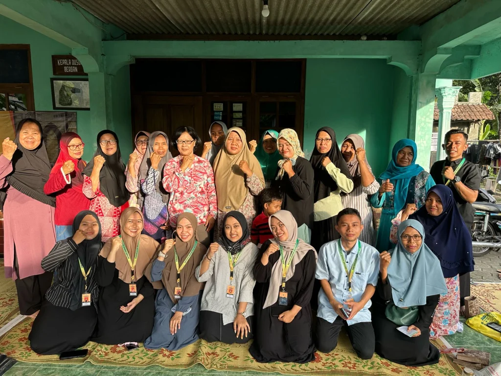 Mahasiswa KKN UAD Latih Warga Membuat Obat Tradisional