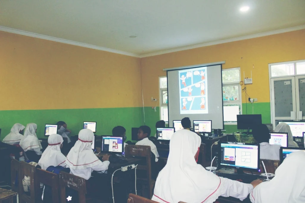 Serunya Membuat Komik di Kelas Multimedia SDM 8 Tulangan