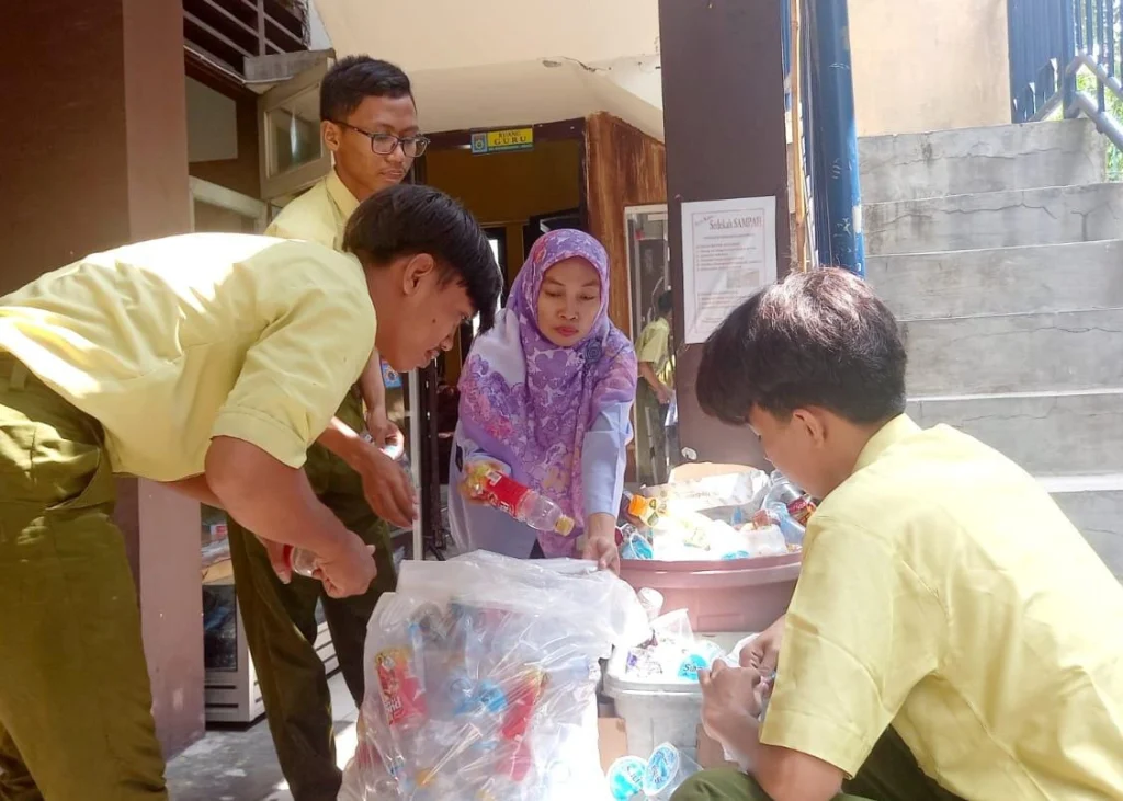 Terapkan Sedekah Sampah, Mamsa Gresik Peduli Lingkungan