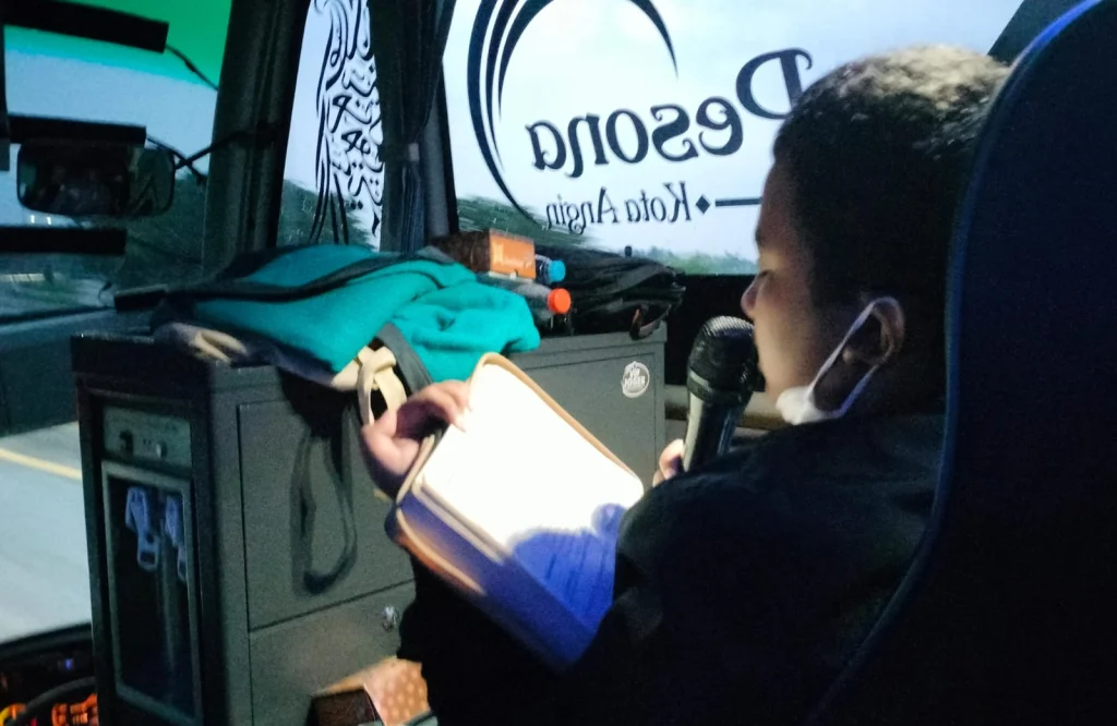 Tadarus Merdu di Bus Iringi Keberangkatan Mugeb Schools ke Olympicad 2024