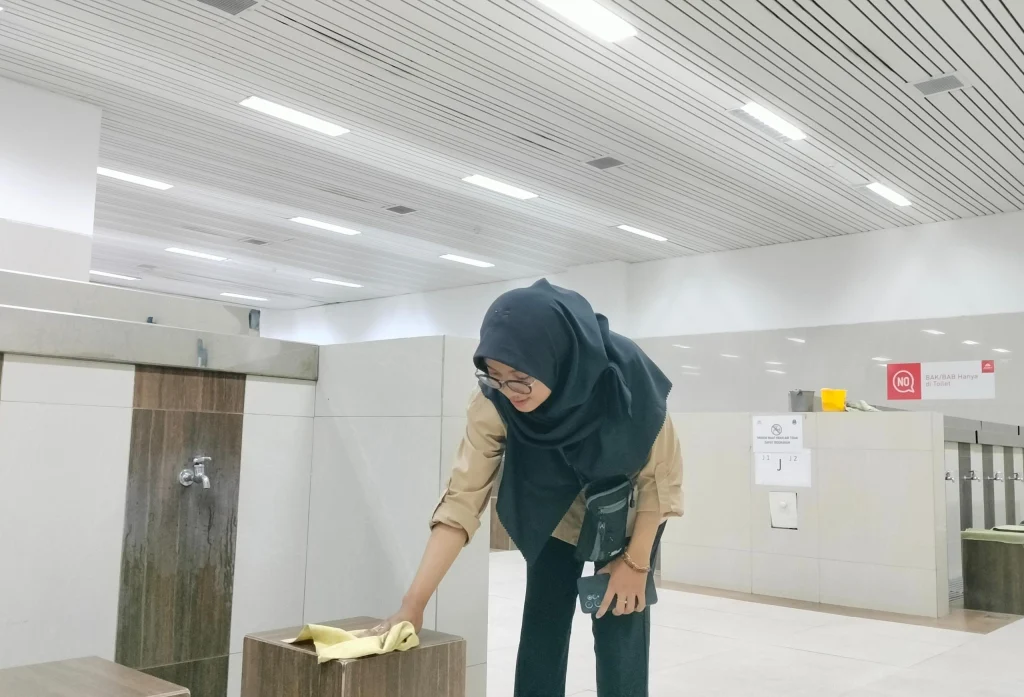 Pengunjung Bandel, Petugas Kebersihan Masjid Al-Jabbar Kesal