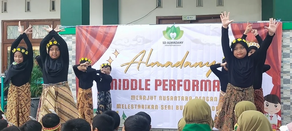Middle Performance SD Almadany; Ada Gerak Tari, Pianika dan Drama