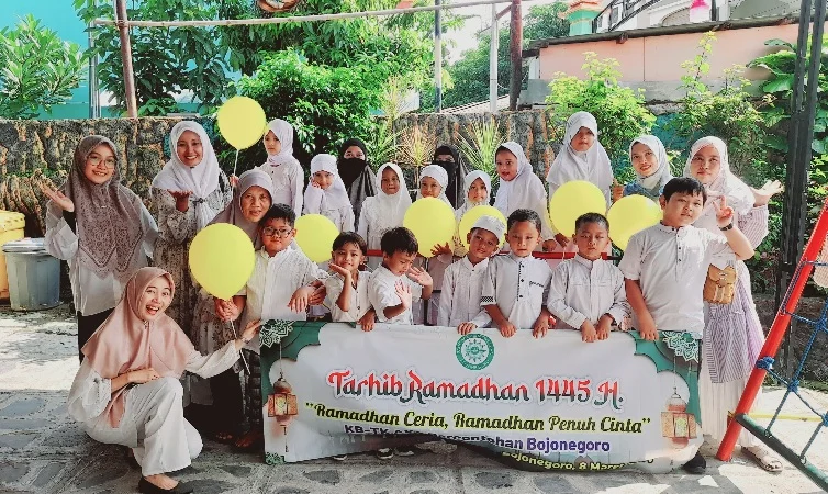 Sambut Ramadhan, Anak-Anak PAUD Bawa Balon dan Tukar Kado