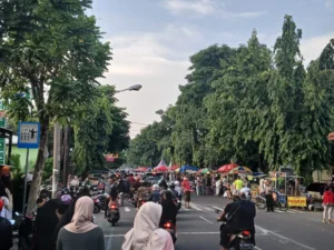 Jalan Jaksa Agung Soeprapto Kota Kediri Dibanjiri Jajanan Ramadhan