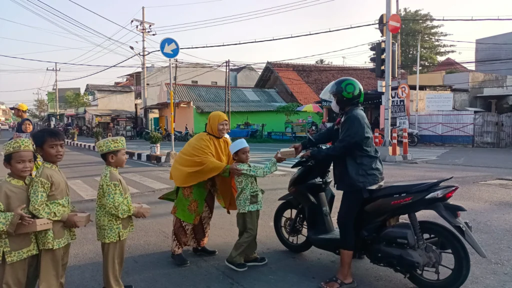 PCA Bulak Membagikan Takjil bareng Siswa TK Aisyiyah 19
