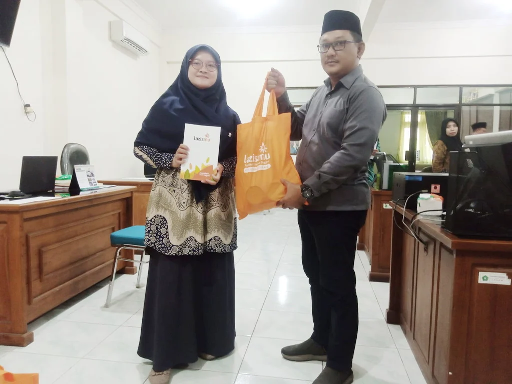 Lazismu Jatim dan 29 LAZ Serahkan Bingkisan Ramadhan ke Kemenag Jatim