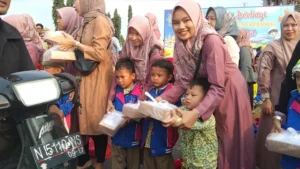 TK dan KB Aisyiyah V Kota Probolinggo Berbagi Takjil di Bundaran Gladak Serang
