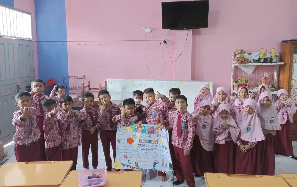 Dakwah bil Mading ala Siswa Kelas I SD Mudabo