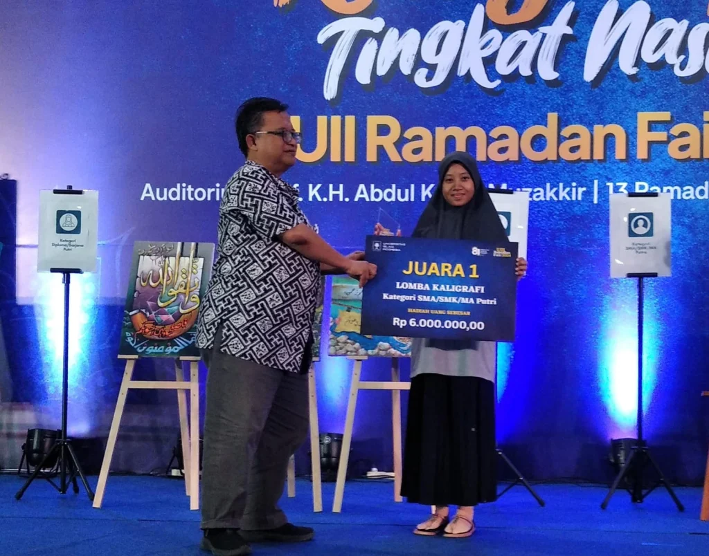 Di Ramadhan Fair UII, Siswi Mamsaka Sabet Juara 1 Kaligrafi