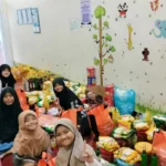 Semangat Siswa SD Mugeb Bantu Kemas Kado Ramadhan Lazismu