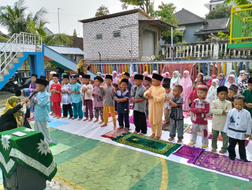 Anak PAUD Aisyiyah Praktik Shalat Idul Fitri