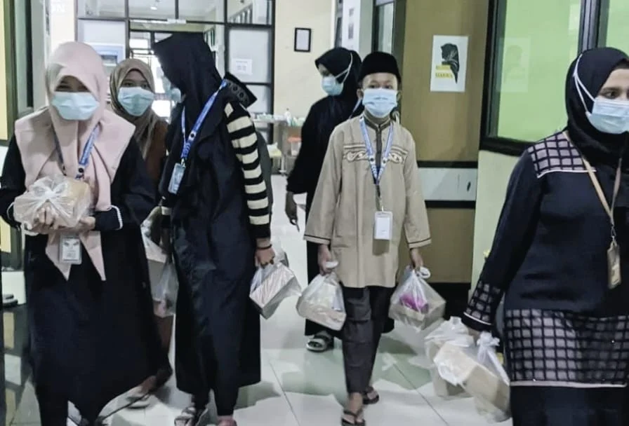 400 Lebih Paket Takjil Dibagikan SD Mutu Waru Pamekasan