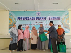 Jelang Lebaran, PDM Kota Madiun Bagikan 650 Parcel
