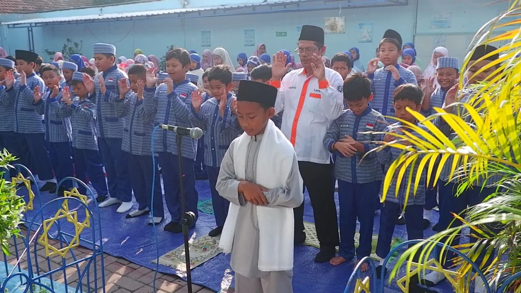Siswa SD Mudabo Praktik Shalat Idul Fitri