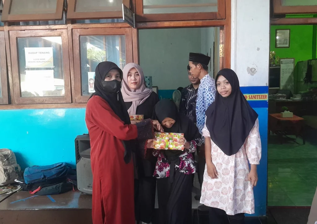 Siswa Mungil Ini Terima Penghargaan Terdisiplin di Pondok Ramadhan SMPM 2 Ponorogo