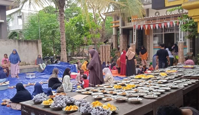 1000 Piring Rawon dan Kare Hangatkan Buka Bersama Masjid Saad Al-Ujairi