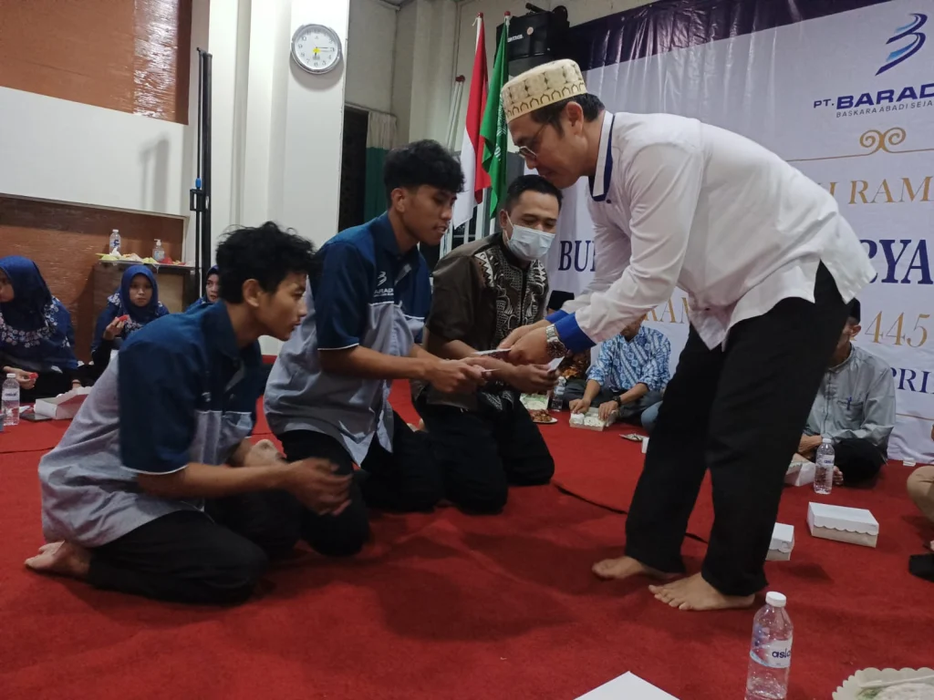 PT Baradis Beri Santunan kepada Karyawan di Momentum Buka Bersama