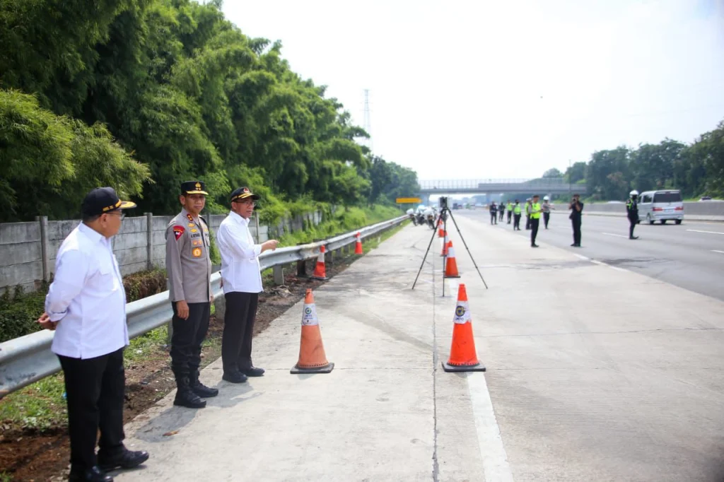 Menko Muhadjir Gercep Tangani Kecelakaan di Ruas Tol Cikampek KM 58