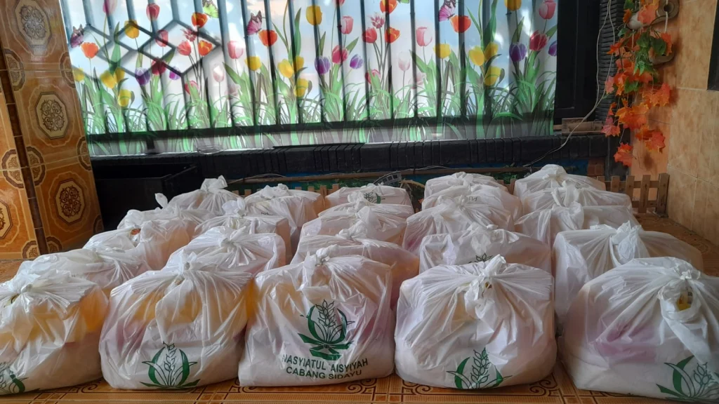 PCNA Sidayu Berbagi Kebahagiaan pada Dhuafa dan Yatim Piatu