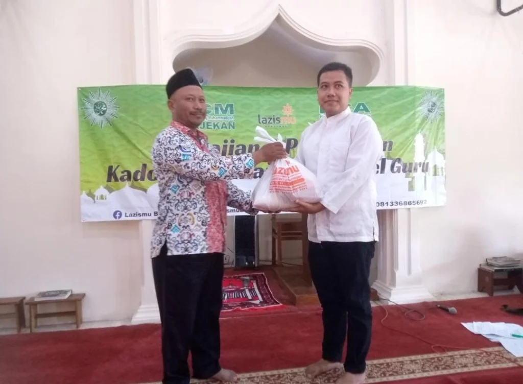 Gandeng Lazismu Bondowoso, PCM dan PCA Prajekan Berbagi Kado Ramadhan